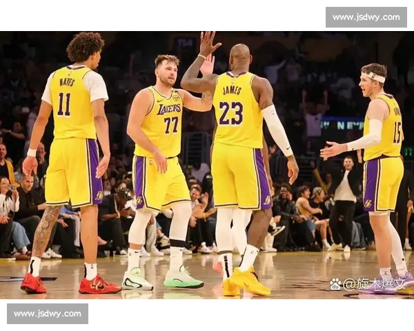 湖人勇士巅峰对决全场集锦回顾巨星表现引爆赛场关键时刻攻防博弈